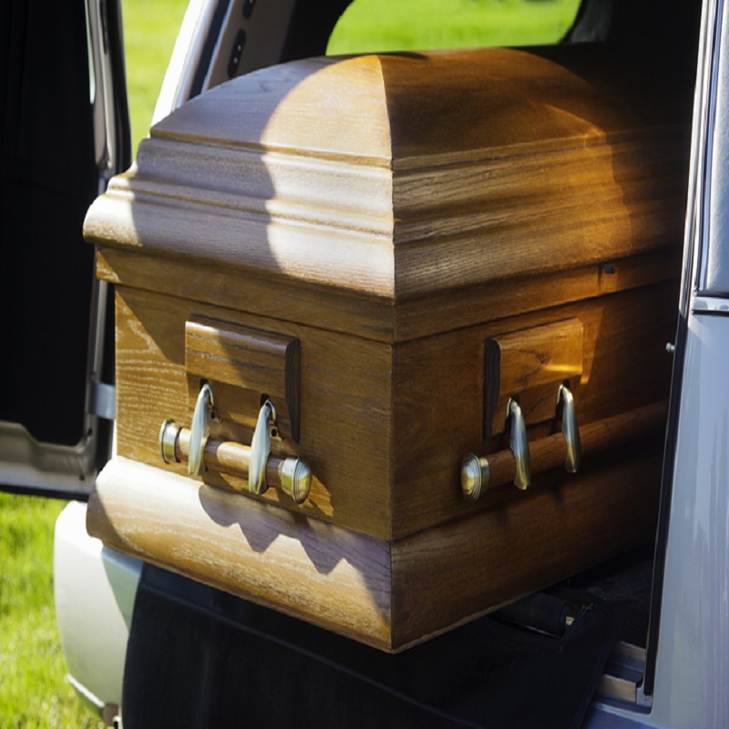 trumna w samochodzie pogrzebowym